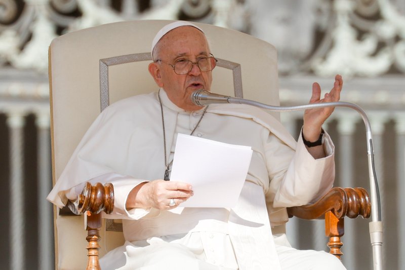 El Papa Francisco habla sobre su viaje de cuatro días a Mongolia durante su audiencia general en la Plaza de San Pedro del Vaticano el 6 de septiembre de 2023. (Foto de CNS/Lola Gomez)