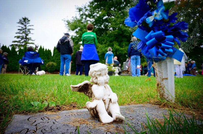 Personas se reúnen para el Día Nacional del Recuerdo por los Niños Abortados el 12 de septiembre de 2020, en el Cementerio Católico de Allouez en Wisconsin. El 9 de septiembre de 2023, se planearon servicios y reuniones en unos 225 lugares de todo el país con motivo de la celebración anual que conmemora las almas de los niños perdidos a causa del aborto. (Foto CNS/Sam Lucero, The Compass)
