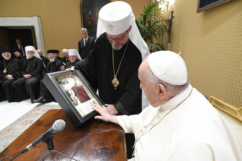 El arzobispo Sviatoslav Shevchuk, arzobispo mayor de Kyiv-Halych y cabeza de la Iglesia católica ucraniana, entrega al papa Francisco una cruz, un libro de oraciones y un rosario pertenecientes a dos sacerdotes redentoristas detenidos en territorio ucraniano ocupado por Rusia en noviembre de 2022 y que se cree que siguen bajo custodia rusa, durante una reunión del sínodo de obispos católicos ucranianos de rito oriental en una sala de reuniones del salón de audiencias del Vaticano, el 6 de septiembre de 2023. (CNS/Vatican Media)