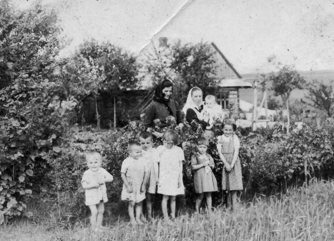 Wiktoria Ulma (con un niño en brazos) con sus seis hijos delante de su casa en Markowa, Polonia, en esta foto sin fecha. (Se desconoce la identidad de la mujer que está junto a Wiktoria.) La familia Ulma y los judíos que albergaban fueron asesinados por los alemanes el 24 de marzo de 1944, cuando los ocupantes nazis fueron informados de que había judíos refugiados en su casa. Wiktoria, su esposo Józef y sus siete hijos serán beatificados el 10 de septiembre de 2023 en Markowa. (Foto de OSV News/cortesía del Instituto del Recuerdo Nacional)