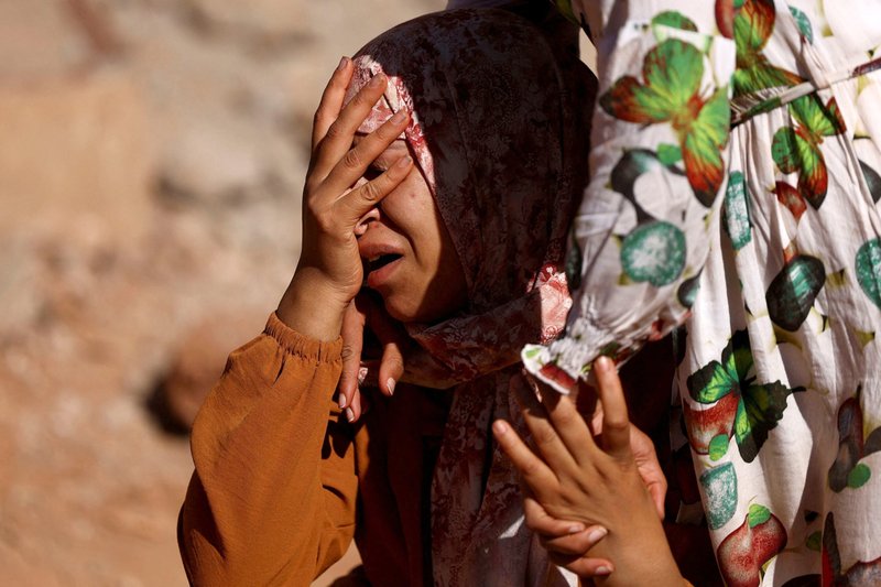 Una mujer reacciona mientras los equipos de rescate recuperan un cuerpo de entre los escombros en Ouirgane, Marruecos, el 10 de septiembre de 2023, tras un mortífero terremoto de magnitud 6,8. Una réplica sacudió a los marroquíes ese día mientras lloraban a las víctimas del terremoto más fuerte del país en más de un siglo el 8 de septiembre, matando a más de 2.000 personas, un número que se espera que aumente. (Foto OSV News/Hannah McKay, Reuters)