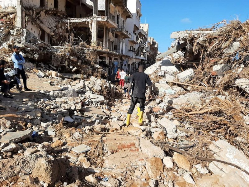 Miembros de la Media Luna Roja Libia de Ajdabiya trabajan en una zona afectada por las inundaciones en Derna el 12 de septiembre de 2023. El 13 de septiembre, las autoridades estimaron que más de 5.100 personas habían muerto y 10.000 estaban desaparecidas. (Foto OSV News/Libyan Red Crescent Ajdabiya via Reuters) MANDATORY CREDIT. NO ARCHIVES. MUST DISCARD 30 DAYS AFTER DOWNLOAD.