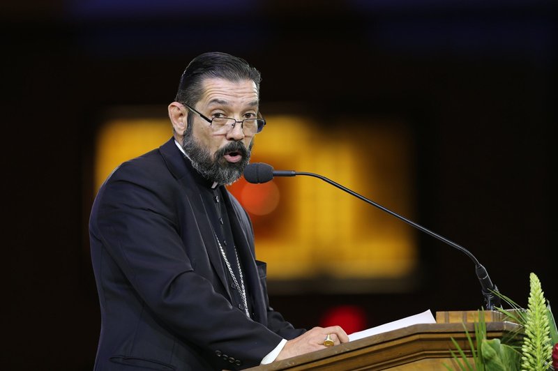 El obispo Daniel E. Flores de Brownsville, Texas, durante la Convocatoria Católica 2017 en Orlando, Florida. El obispo Flores representa a EE.UU. como miembro del comité preparatorio de la asamblea mundial del Sínodo de los Obispos que se celebrará en octubre. (Foto OSV News/CNS file, Bob Roller)