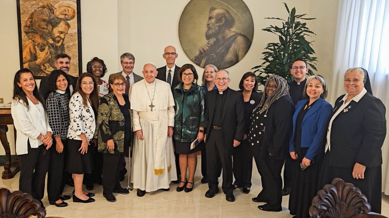 El Papa Francisco posa para una foto con delegados de grupos de organización comunitaria afiliados a la West/Southwest Industrial Areas Foundation tras una reunión privada en su residencia vaticana, la Domus Sanctae Marthae, el 14 de septiembre de 2023. (CNS photo/Cortesía de la West/Southwest Industrial Areas Foundation)