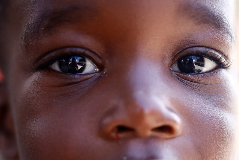 Un niño migrante de Camerún es visto el 15 de septiembre de 2023, en el puerto de la isla siciliana de Lampedusa, Italia, a la espera de ser trasladado a tierra firme. (OSV New /Yara Nardi, Reuters)