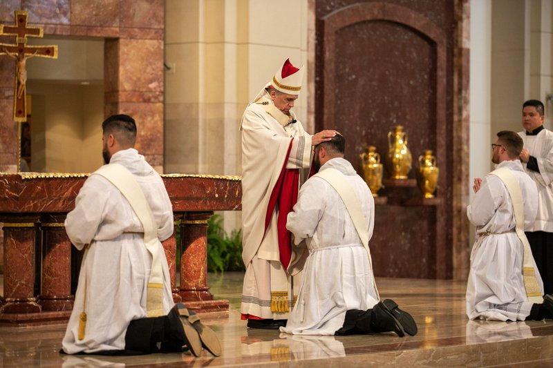 El cardenal Daniel N. DiNardo de Galveston-Houston impone las manos al padre Jacob Ramírez durante una Misa de ordenación sacerdotal en la Concatedral del Sagrado Corazón de Houston el 4 de junio de 2022. (Foto OSV News /CNS file, James Ramos, Texas Catholic Herald)