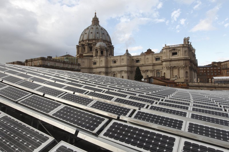 Paneles solares en el tejado de la sala de audiencias Pablo VI del Vaticano, en esta foto de archivo del 1 de diciembre de 2010. La asamblea del Sínodo de los Obispos se celebrará del 4 al 29 de octubre en la sala de audiencias y la oficina sinodal se ha comprometido a compensar la huella de carbono de la reunión. (CNS/Paul Haring)