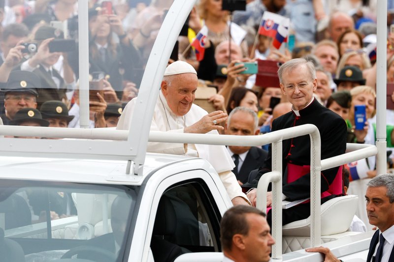 El Papa Francisco saluda a los visitantes desde el papamóvil mientras recorre la Plaza de San Pedro en el Vaticano antes de su audiencia general semanal el 20 de septiembre de 2023. (CNS photo/Lola Gomez)