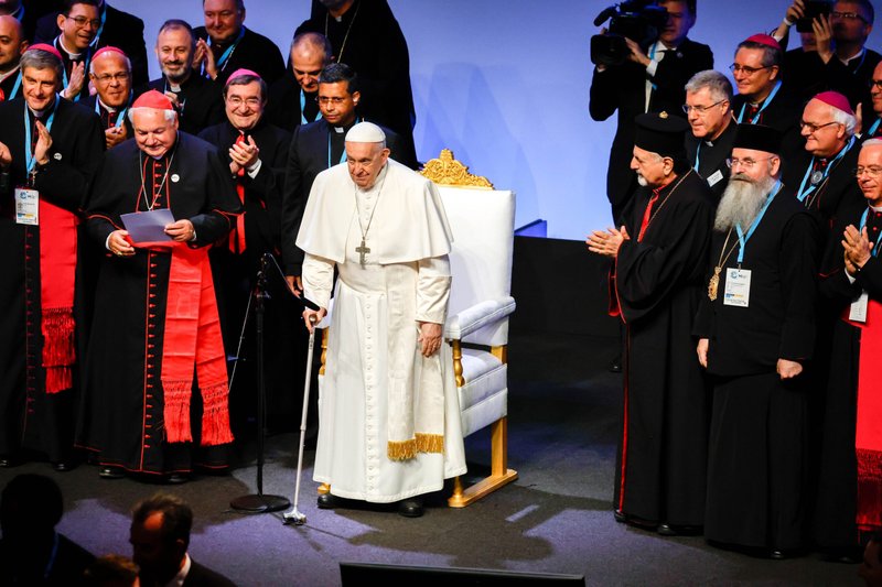 El Papa Francisco llega al Palais du Pharo para la sesión de clausura de los Encuentros del Mediterráneo con obispos, líderes civiles y jóvenes en Marsella, Francia, el 23 de septiembre. (Foto CNS/Lola Gomez)
