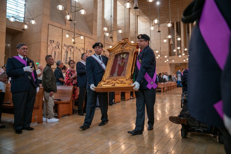Los Caballeros de Colón traen reliquias de santos de gran significado para la comunidad católica inmigrante durante la Misa anual en Reconocimiento de Todos los Inmigrantes el domingo 17 de septiembre en la Catedral de Nuestra Señora de los Ángeles. (John Rueda/ADLA)