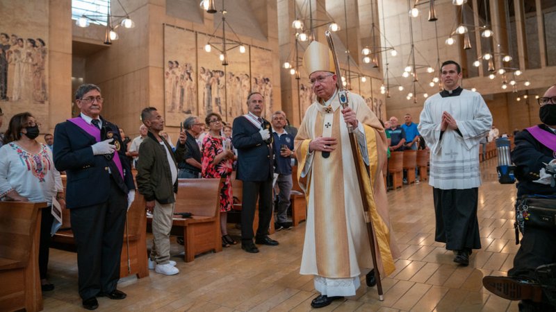 El Arzobispo de Los Ángeles, José H. Gomez, celebra la Misa anual en Reconocimiento de Todos los Inmigrantes el domingo 17 de septiembre en la Catedral de Nuestra Señora de los Ángeles. (John Rueda/ADLA)