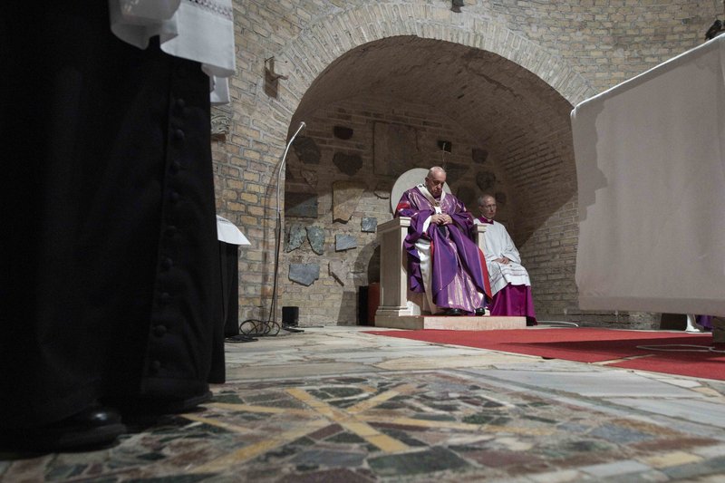 El Papa Francisco celebra la Misa en las Catacumbas de Priscila en Roma el 2 de noviembre de 2019, fiesta de Todos los Santos. (CNS/Vatican Media)
