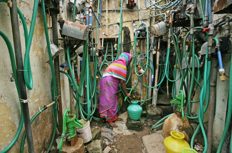 Una mujer usa una bomba manual para llenar un recipiente con agua potable en Chennai, India, en esta foto de archivo del 25 de junio de 2019. (Foto CNS/P. Ravikumar, Reuters)