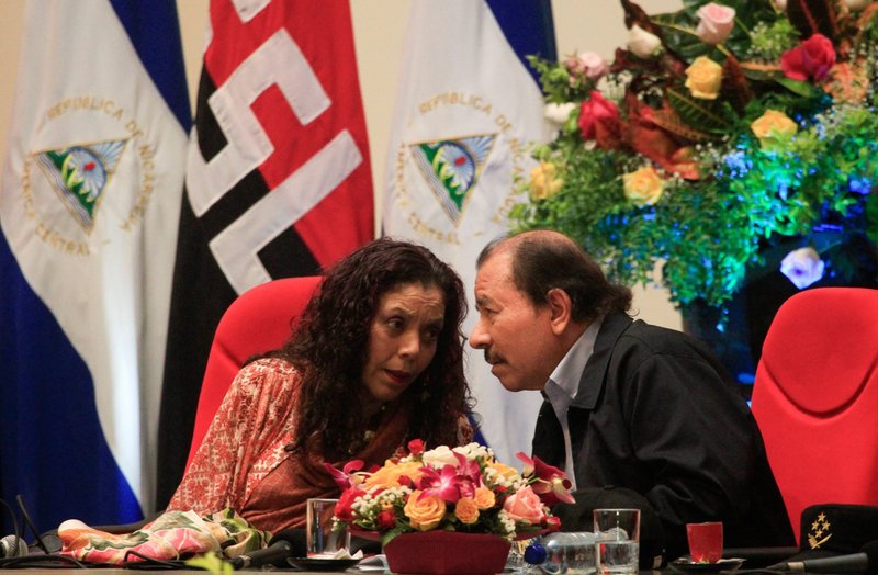 El presidente nicaragüense Daniel Ortega y la vicepresidenta Rosario Murillo aparecen en una foto de archivo en Managua el 1 de septiembre de 2017. El régimen nicaragüense revocó el estatus legal de los jesuitas el 23 de agosto de 2023 y dijo que expropiará sus bienes, haciendo efectivamente ilegal que la Compañía de Jesús opere en el país centroamericano. (Foto OSV News/Oswaldo Rivas, Reuters)