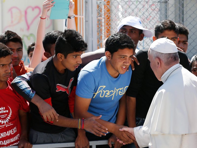 En esta foto de archivo, el Papa Francisco se reúne con refugiados en el campo de refugiados de Moria, en la isla de Lesbos, Grecia, en 2016. (Foto CNS/Paul Haring)