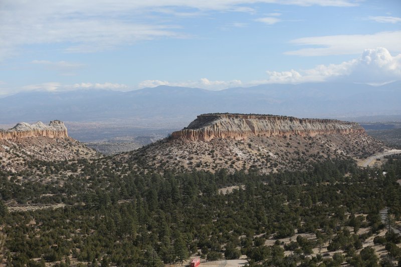 Formaciones rocosas y montañas cerca de Los Álamos, N.M., 21 de noviembre de 2020. El Papa publicó su nueva exhortación apostólica "Laudate Deum" ("Alaben a Dios") el 4 de octubre de 2023, como continuación de su encíclica de 2015 "Laudato Si', sobre el cuidado de la casa común." En esta nueva exhortación apostólica, el Papa Francisco advierte que el tiempo corre en nuestra contra en relación a los peligros del cambio climático, y que tanto un cambio de paradigma como una acción práctica son indispensables para evitar los desastres que se avecinan en la naturaleza y en la sociedad. (Foto OSV News /Archivo CNS , Bob Roller)