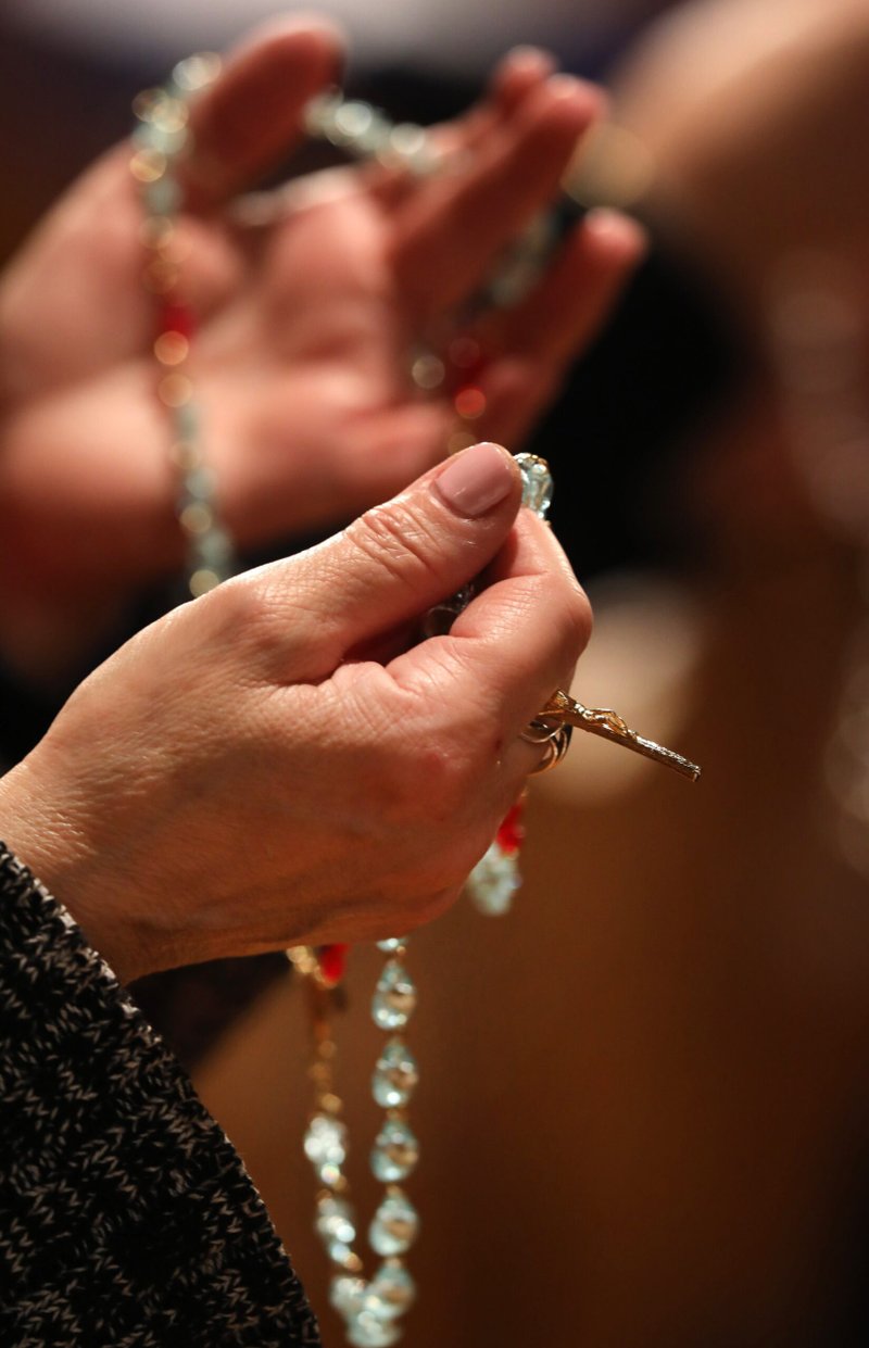 Una mujer reza el rosario durante la adoración eucarística después de la Misa de apertura de la Vigilia Nacional de Oración por la Vida el 19 de enero de 2023, en la Basílica del Santuario Nacional de la Inmaculada Concepción en Washington D.C. (Foto OSV News/Bob Roller)
