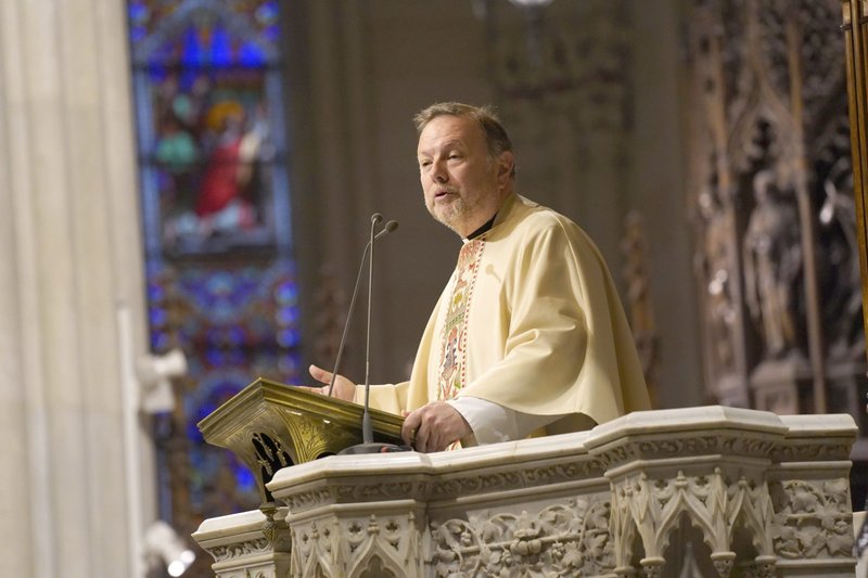 Monseñor Kieran Harrington, director nacional de las Obras Misionales Pontificias-Estados Unidos, pronuncia la homilía durante la misa del día de San Patricio en la catedral de San Patricio de Nueva York el 17 de marzo de 2023. (Foto OSV News/Gregory A. Shemitz)