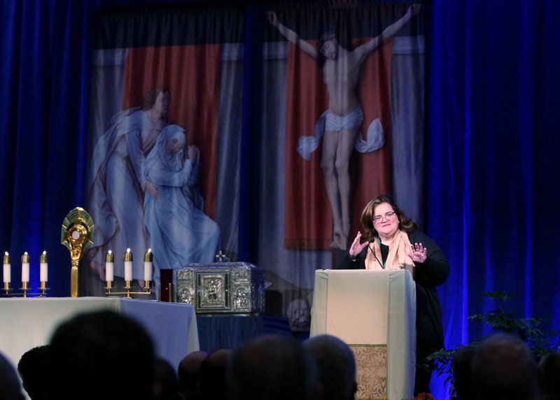 La sobreviviente de abusos Teresa Pitt Green, de Spirit Fire, una iniciativa cristiana de justicia restaurativa fundada por dos sobrevivientes de abusos del clero en Estados Unidos, habla a los obispos en la capilla durante una jornada de oración el 12 de noviembre de 2018, en la asamblea general de otoño de la Conferencia de los Obispos Católicos de Estados Unidos en Baltimore. (Foto OSV News/CNS file, Bob Roller)