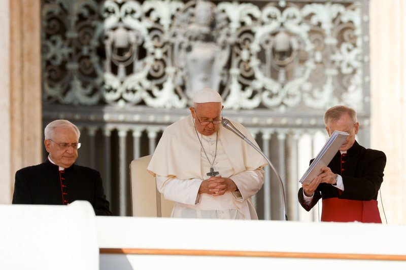 El Papa Francisco reza durante su audiencia general semanal en la Plaza de San Pedro del Vaticano el 11 de octubre de 2023. (CNS /Lola Gomez)