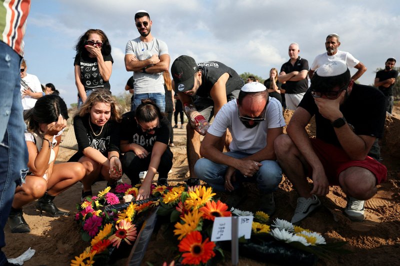 Un grupo de personas llora a Eden Guez durante su funeral en Ashkelon, Israel, el 10 de octubre de 2023. Fue asesinada mientras asistía a un festival que fue atacado por hombres armados de Hamás desde Gaza. (OSV News photo/Violeta Santos Moura, Reuters)