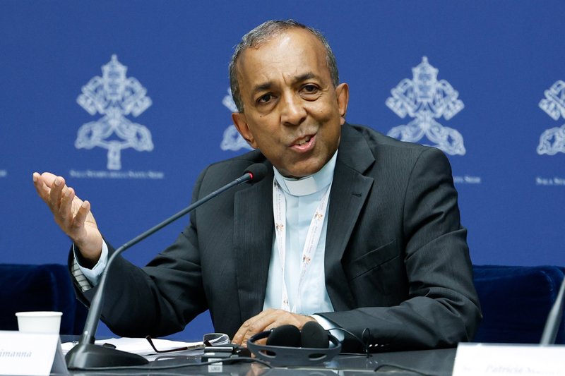 El padre redentorista Vimal Tirimanna, miembro del Sínodo y teólogo moral de Sri Lanka, habla durante una sesión informativa sobre la asamblea del Sínodo de los Obispos en el Vaticano el 16 de octubre de 2023. (Foto de CNS /Lola Gomez)