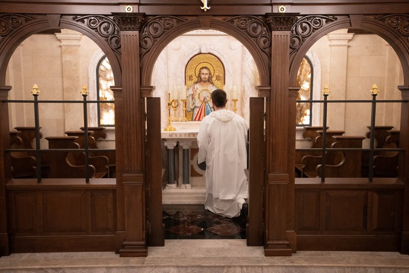 Un fraile dominico se arrodilla frente al Santísimo Sacramento en la primera capilla de adoración perpetua de Manhattan. Dedicada por el cardenal de Nueva York Timothy M. Dolan el 30 de julio de 2023, la capilla permite al público registrado participar de forma segura en la adoración durante todo el día y toda la noche. (Foto OSV News/Jeff Bruno)