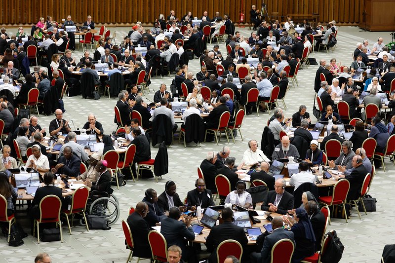 Miembros de la asamblea del Sínodo de los Obispos comienzan una sesión de trabajo en el Aula de Audiencias Pablo VI del Vaticano el 18 de octubre de 2023. (Foto CNS/Lola Gomez)