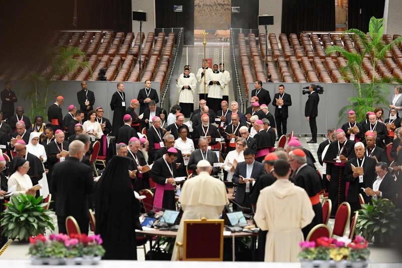 Servidores encabezan una procesión en el Aula de Audiencias Pablo VI del Vaticano al comienzo de la oración durante la primera sesión de trabajo de la asamblea del Sínodo de los Obispos sobre la Sinodalidad el 4 de octubre. (CNS/Vatican Media)