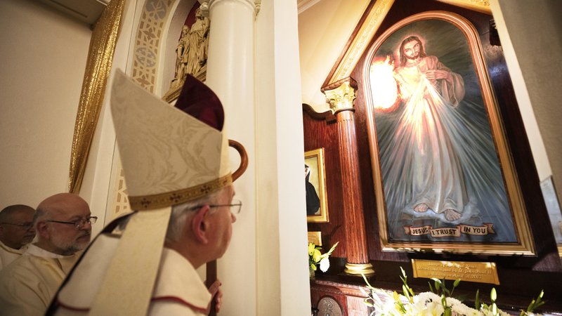 El Arzobispo José H. Gómez se detiene a rezar ante una imagen de la Divina Misericordia al final de la Misa del 14 de octubre en la que se dedicó la Iglesia de Cristo Rey, en la zona de Hollywood, como Santuario arquidiocesano de la Divina Misericordia. La imagen fue bendecida por San Juan Pablo II en Roma en 2003. (Víctor Alemán)