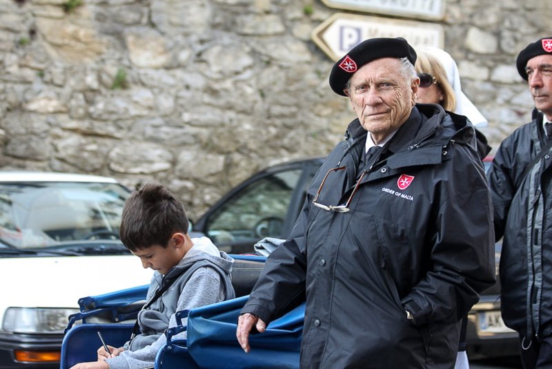 El Dr. Tirso del Junco posa en 2014 durante la peregrinación de la Orden de Malta a Lourdes, que fue uno de sus momentos culminantes como Caballero. (Scott Vick)