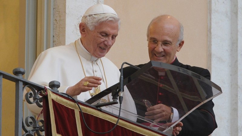 El Papa Benedicto XVI y Mons. Alfred Xuereb. (Noticias del Vaticano)