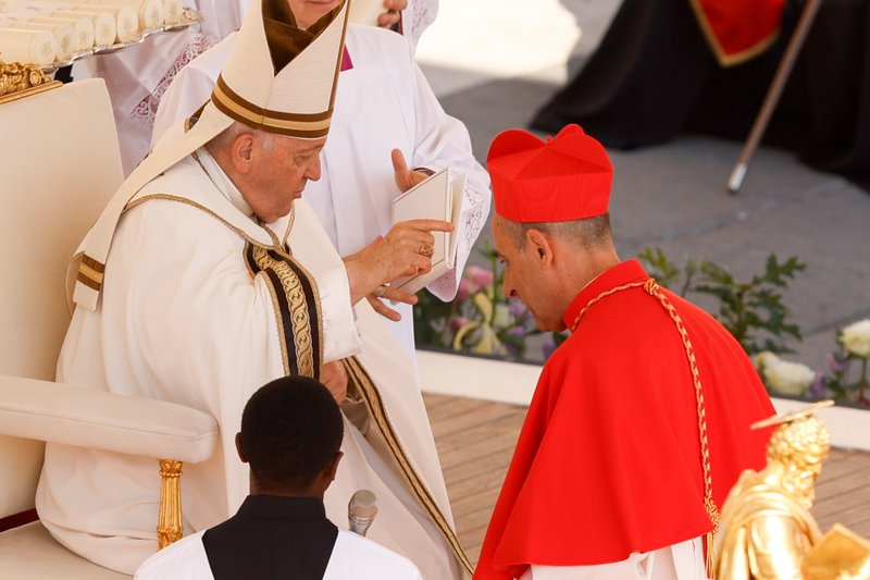 El Papa Francisco entrega un birrete rojo al nuevo cardenal Víctor Manuel Fernández, prefecto del Dicasterio para la Doctrina de la Fe, durante el consistorio para la creación de 21 nuevos cardenales en la Plaza de San Pedro del Vaticano el 30 de septiembre de 2023. (CNS/Lola Gomez)