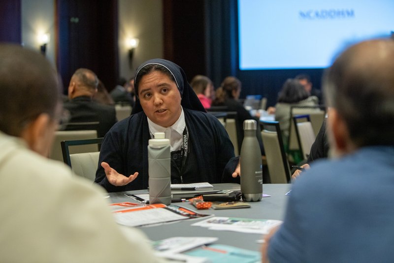La Hermana Elsa Narvaez Rodrigues, consultora de evangelización para las comunidades hispanas de la Arquidiócesis de Boston, habla durante un pequeño grupo de discusión en la conferencia anual de la Asociación Católica Nacional de Directores Diocesanos para el Ministerio Hispano el 11 de octubre en Houston. (OSV News photo/James Ramos, Texas Catholic Herald)