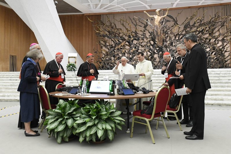 El Papa Francisco da su bendición al concluir la asamblea de la última sesión de trabajo del Sínodo de los Obispos, el 28 de octubre de 2023, en el Aula Pablo VI del Vaticano. (CNS photo/Vatican Media)