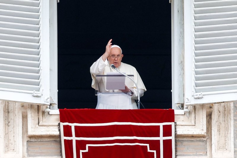 El Papa Francisco da su bendición a unos 20.000 visitantes reunidos en la Plaza de San Pedro del Vaticano tras rezar el Ángelus el 1 de noviembre de 2023, festividad de Todos los Santos. (CNS photo/Lola Gomez)