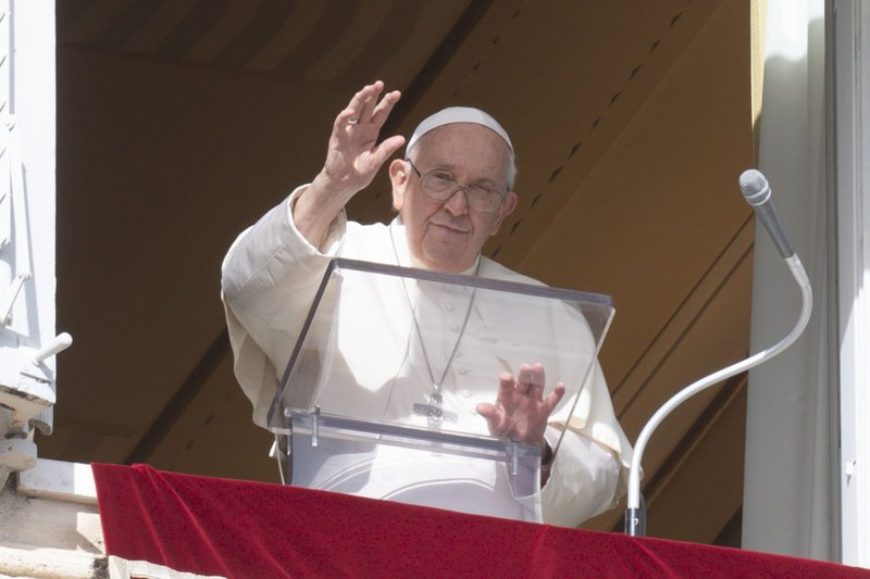 El Papa Francisco saluda a unas 23.000 personas reunidas en la Plaza de San Pedro del Vaticano para el rezo dominical del Ángelus el 5 de noviembre de 2023. (CNS /Vatican Media)