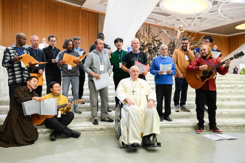 El Papa Francisco posa para una foto de grupo con personas que participan en un encuentro organizado por el Servicio Internacional de la Renovación Carismática Católica en la Sala de Audiencias Pablo VI del Vaticano el 4 de noviembre de 2023. (Foto CNS/Vatican Media)