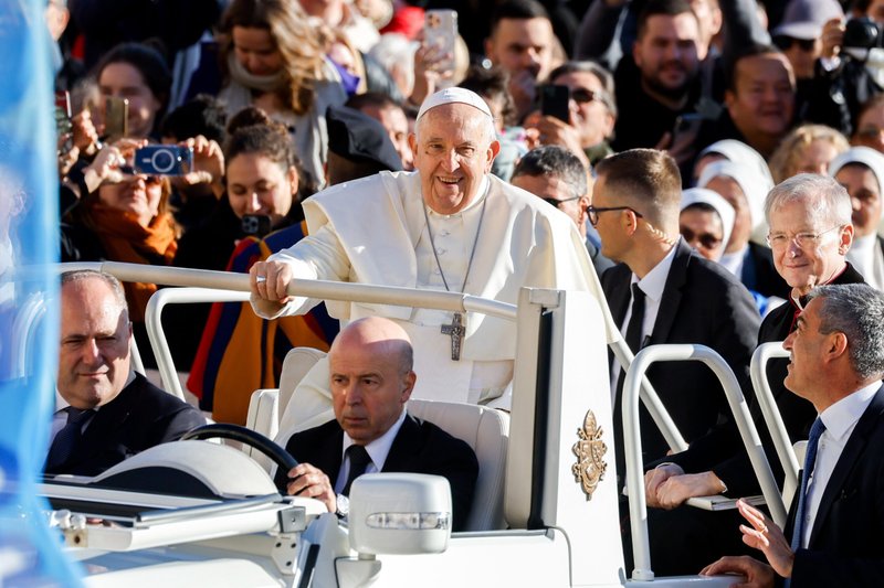 El Papa Francisco sonríe mientras pasea en el papamóvil por la Plaza de San Pedro en el Vaticano antes de su audiencia general semanal el 8 de noviembre de 2023. (Foto CNS /Lola Gomez)