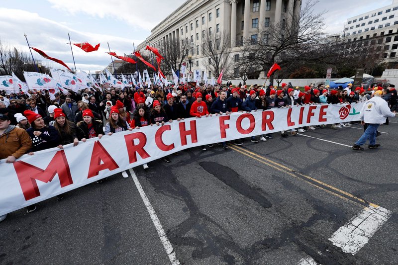 Manifestantes provida portan una pancarta frente al Tribunal Supremo de EE.UU. durante la Marcha por la Vida que se celebra anualmente en Washington el 20 de enero de 2023, por primera vez desde que el alto tribunal revocara su decisión sobre el aborto Roe contra Wade de 1973 el 24 de junio de 2022. El lema de la Marcha por la Vida de 2024 será "A favor de la vida: Con cada mujer, por cada niño", anunció el presidente del grupo el 14 de noviembre de 2023. (OSV News /Jonathan Ernst, Reuters)