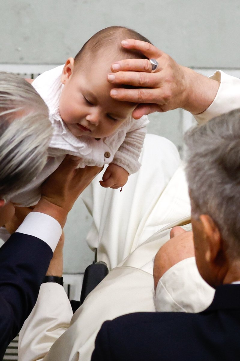 El Papa Francisco saluda a un bebé al final de su audiencia general semanal en el Aula de Audiencias Pablo VI del Vaticano el 23 de agosto de 2023. El Congreso peruano aprobó el 9 de noviembre una ley que establece que la vida humana comienza con la concepción, por lo que un niño concebido y no nacido debe tener sus derechos protegidos desde el principio. Hasta entonces, la legislación determinaba que sólo después del nacimiento las personas son sujetos de derecho en Perú. (CNS /Lola Gomez)