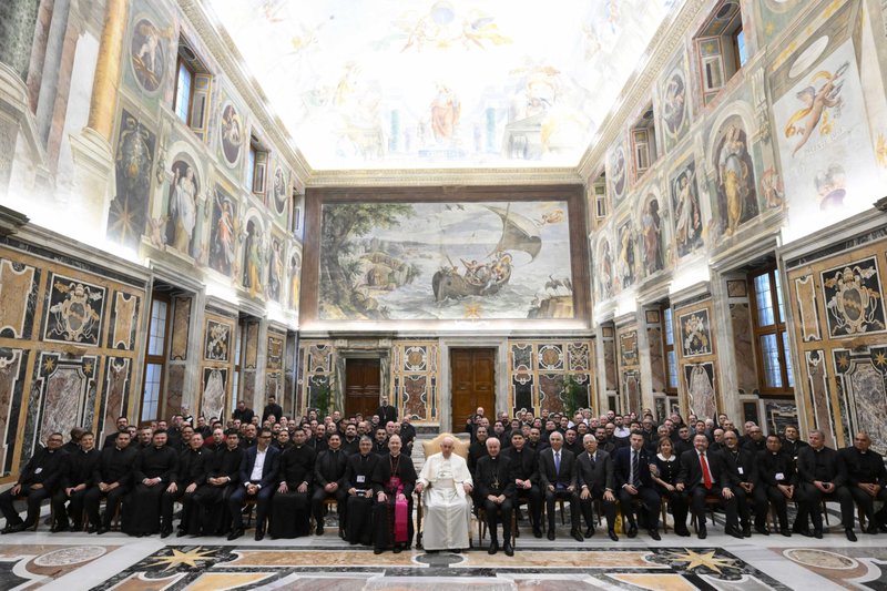 El Papa Francisco posa para una foto con miembros de la Asociación Nacional de Sacerdotes Hispanos de EE.UU. en la Sala Clementina del Palacio Apostólico en el Vaticano el 16 de noviembre de 2023. (Foto CNS /Vatican Media)
