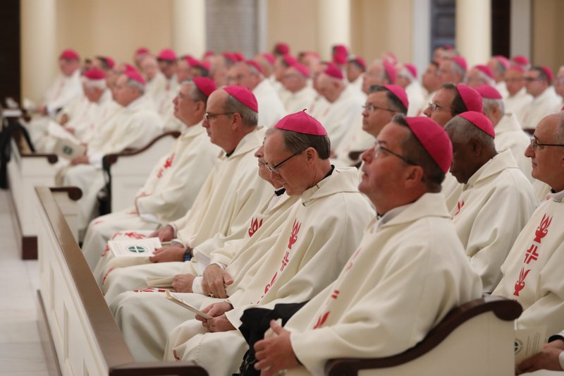 Los obispos asisten a la Misa del 14 de noviembre de 2022 en la Basílica del Santuario Nacional de la Asunción de la Santísima Virgen María en Baltimore, al comienzo de la Asamblea Plenaria de otoño de 2022. La histórica basílica fue de nuevo el lugar de culto para la misa de apertura de la asamblea plenaria de otoño 2023 de la Conferencia Episcopal de Estados Unidos, que comenzó el 13 de noviembre con una mañana de oración, reflexión y confesión, seguida de una misa por la paz en la basílica. (OSV News/CNS archivo, Bob Roller)