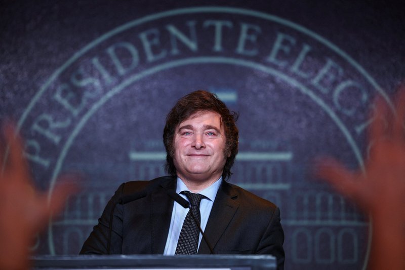 El presidente electo de Argentina, Javier Milei, se dirige a sus partidarios en Buenos Aires el 19 de noviembre de 2023, tras ganar la segunda vuelta de las elecciones presidenciales argentinas. Milei se ha burlado del Papa Francisco como un "izquierdista asqueroso", aunque algunas semanas antes de las elecciones suavizó su tono para ganar más votantes centristas, según los analistas. (OSV New /Agustin Marcarian, Reuters)