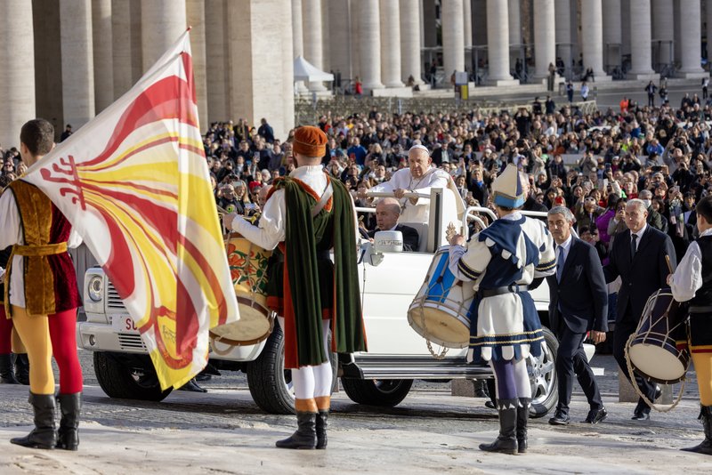 El Papa Francisco, flanqueado por giradores de banderas italianas y tamborileros, se dirige en el papamóvil al escenario de la Plaza de San Pedro del Vaticano para su audiencia general semanal del 22 de noviembre de 2023. (CNS /Pablo Esparza)