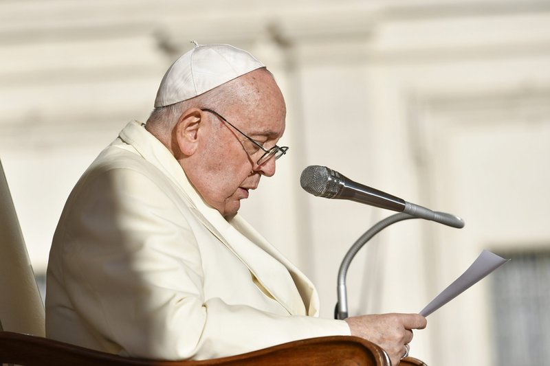 El Papa Francisco se dirige a una multitud reunida en la Plaza de San Pedro del Vaticano para su audiencia general semanal el 22 de noviembre de 2023. (Foto CNS/Vatican Media)