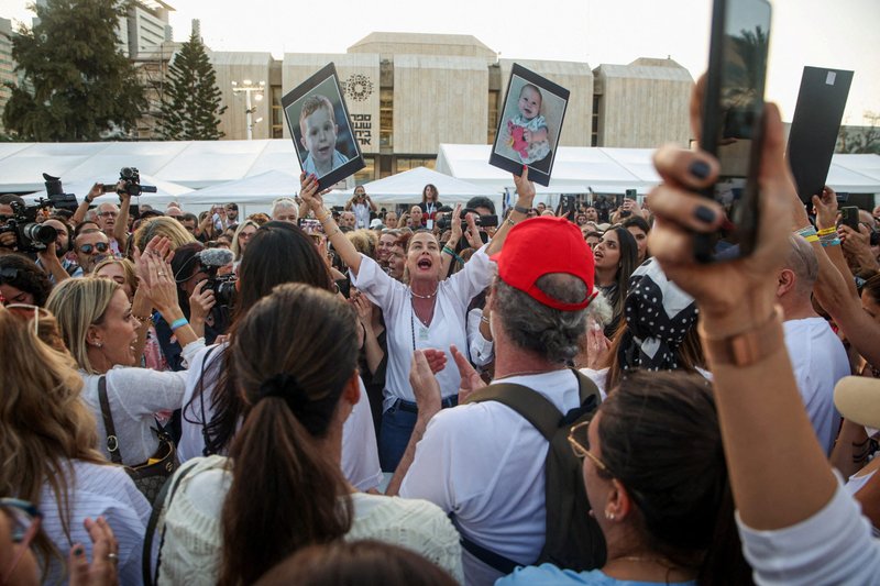 Un grupo de personas se reúne en Tel Aviv, el 24 de noviembre de 2023, a la espera de noticias sobre la liberación de rehenes por Hamás en el marco de un acuerdo de canje de rehenes por prisioneros con Israel. Tras entrar en vigor un alto el fuego a primera hora del día, Hamás liberó por la noche a 24 mujeres y niños rehenes: 13 civiles israelíes, 10 tailandeses y 1 filipino. Fueron transportados por la Cruz Roja a través de la frontera egipcia de Rafah hasta la Franja de Gaza, y luego trasladados a Israel. A cambio de recibir a los rehenes, Israel liberaba al menos a 150 palestinos -también mujeres y niños- y permitía la entrada de combustible, medicinas y otra ayuda humanitaria en la Franja de Gaza. (Foto de OSV News/Itai Ron, Reuters)
