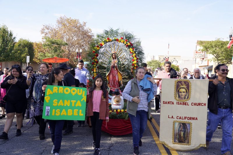 Feligreses de la Iglesia de Santa Isabel de Los Ángeles caminan con su carroza decorada durante la 92 procesión y misa en honor a Nuestra Señora de Guadalupe y San Juan Diego el 3 de diciembre. (Sarah Yaklic)