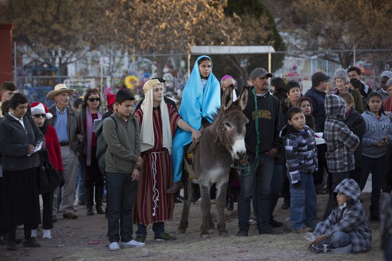 Una foto de archivo muestra a jóvenes interpretando los papeles de José y María en Nogales, México, mientras participan en Las Posadas tradicionales mexicanas.(CNS/Nancy Wiechec)