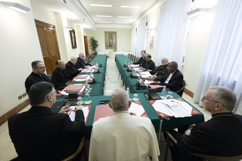 El Papa Francisco se reúne con los miembros de su renovado Consejo de Cardenales en el Vaticano el 24 de abril de 2023. Sentados a ambos lados del Papa están el obispo Marco Mellino, secretario del Consejo, y el cardenal Pietro Parolin, secretario de Estado vaticano. Los miembros, en el sentido de las agujas del reloj desde la izquierda, son: Cardenales Sérgio da Rocha de São Salvador da Bahia, Brasil; Oswald Gracias de Mumbai, India; Fernando Vérgez Alzaga, presidente de la comisión que gobierna el Estado de la Ciudad del Vaticano; Jean-Claude Hollerich de Luxemburgo; Gérald C. Lacroix de Québec; Juan José Omella Omella de Barcelona; Seán P. O'Malley de Boston; y Fridolin Ambongo Besungu, de Kinshasa, Congo. (Foto de CNS/Vatican Media)